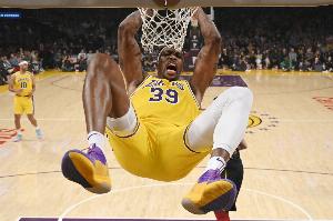 从过客到功臣！霍华德生涯两入湖人 20年随队捧起冠军奖杯！ - 资讯配图