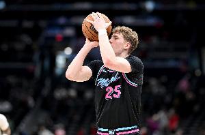 好好培养一下!20号秀亚库乔尼斯砍18分7板2助2断1帽 三分11中5 - 资讯配图