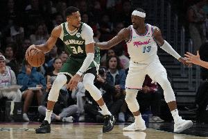 字母：阿德巴约是最顶级的攻防一体球员 我每次对阵他都充满动力 - 资讯配图