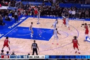 隆多招牌！特雷·杨突破背后拉球骗过所有防守上空篮得分 - 资讯配图