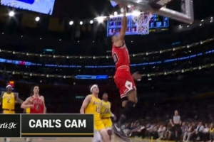 大意了！詹姆斯持球被断 迪林厄姆助攻特雷·琼斯反击得手 - 资讯配图