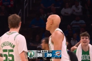 火力压制！阿隆·维金斯失误 沃尔什三分助队轰10-2打停雷霆 - 资讯配图