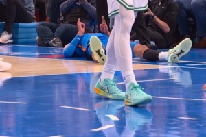 攻防起势！鸭梨封盖布朗&阿杰伊·米切尔强突拉杆上篮打成2+1 - 资讯配图