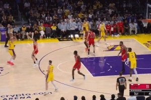 远程轰炸！东契奇弧顶接球 加长三分出手一箭穿心 - 资讯配图