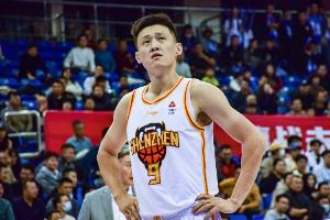 关键三分尽力了！周鹏6中3拿到7分2助攻 最后时刻犯满离场 - 资讯配图