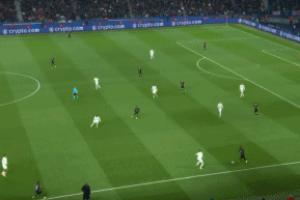 自信过头？约恩森两次潇洒过掉巴黎逼抢球员，随后失误送大礼 - 资讯配图