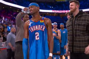 我就宠着你们吧！亚历山大被幼稚队友浇水 一记斜眼说明一切 - 资讯配图