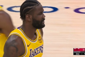 乱战！詹姆斯反击不中 艾顿飞身补篮得手还想要加罚 - 资讯配图