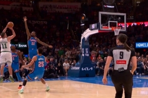 球给他太稳了！普理查德命中撤步压哨三分球 - 资讯配图