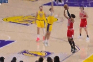 这移动速度！拉拉维亚扑防大帽对手底角三分球 - 资讯配图