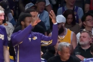 为你骄傲！老詹顺下暴扣 布朗尼比出象征老爸年龄的“41”手势 - 资讯配图