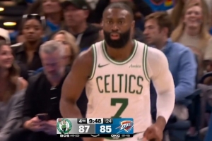 攻防建功！杰伦·布朗扑防大帽切特 顺势反击一条龙暴扣 - 资讯配图