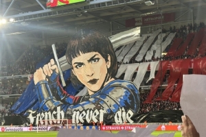 帅!里尔球迷赛前展示圣女贞德TIFO:法兰西永不死 - 资讯配图