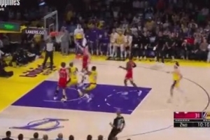 这有点过分了！吉迪快下接球面对空篮竟然上飞 - 资讯配图