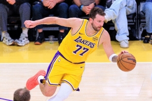 解说：湖人轮换合计5分让东契奇负重训练 雷迪克聪明智商又占高地 - 资讯配图