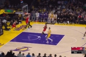 小伙子路走宽了！河村勇辉反击空篮不上 打板助飞布泽利斯暴扣！ - 资讯配图