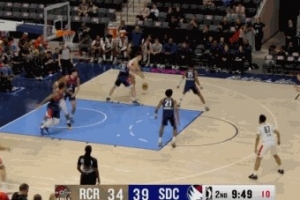 这球卡位卡得好！泰森突破抛投不中 杨瀚森奋力补篮单臂捅进！ - 资讯配图