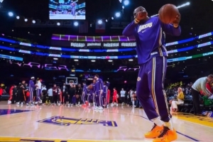 老头儿乐！詹姆斯赛前魔性跳舞热身 之后超远勾手三不沾 - 资讯配图