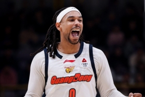 面对旧主战意十足！萨林杰打满首节 7投4中砍下12分2前场篮板 - 资讯配图