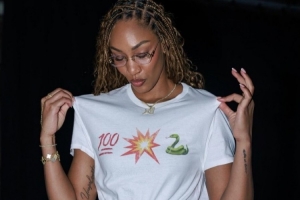 阿贾上身T恤支持阿德巴约砍83分 衣服上印有图案： - 资讯配图