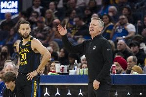 科尔：库里恢复势头朝着正确方向发展 他目前在做个人训练&未合练 - 资讯配图