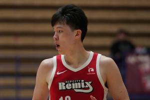 全是拼出来的机会~杨瀚森全场被严防 得到16分13板&7前板2助1帽 - 资讯配图