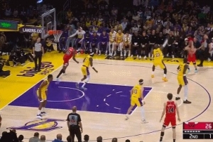 自信出手！河村勇辉接球迎着詹姆斯直接命中三分球 - 资讯配图