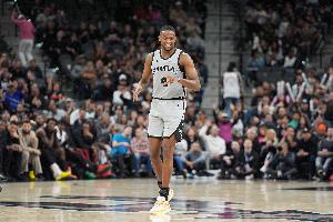 真尽力了!福克斯19中10得27分3板9助2断 三分10中4 - 资讯配图