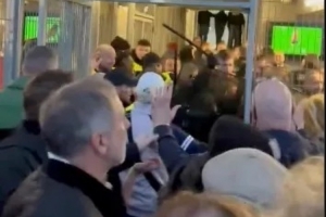 太阳报:维拉球迷与法国警察冲突,疑似遭到殴打甚至电击 - 资讯配图