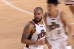 一己之力！摩尔36分钟25中14砍下34分5板3助1断 前三节几乎不休 - 资讯配图