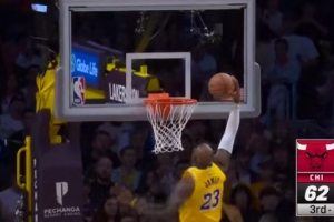 100分连线！东契奇找到詹姆斯 老汉地板油驶入禁区昊天锤抡扣砸进 - 资讯配图