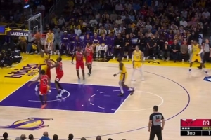 活力十足！詹姆斯篮下1抢3拼到前场篮板 随即补篮得手 - 资讯配图