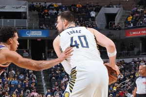 兢兢业业！祖巴茨迎首秀 半场16分钟6中4拿到8分6板 - 资讯配图