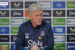 莫耶斯声援枪手：擅长定位球有问题吗？要求必须踢美丽足球很无聊 - 资讯配图