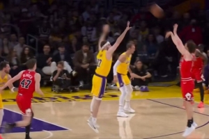 外线开炮！吉迪侧翼三分再中 率队迫近比分打停湖人 - 资讯配图