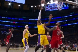 这老头！詹姆斯顺下接球起飞暴扣 随后又来进攻板衔接的2+1 - 资讯配图