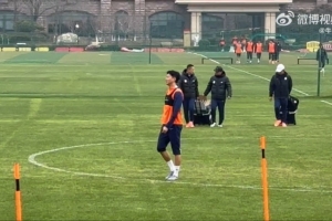 记者：高准翼参加泰山赛前训练，没有佩戴护具 - 资讯配图