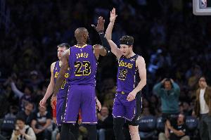 雷迪克：詹姆斯想尽一切可能赢 他理解东里需要大量持球的重要性 - 资讯配图