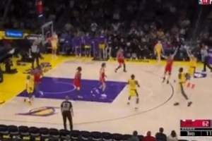 持续发力！詹姆斯飞身抢断 东契奇追击三分正中靶心 - 资讯配图