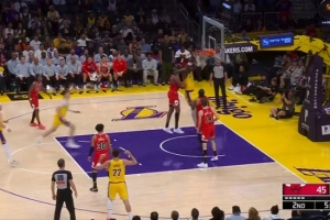 硬气一把！里夫斯找节奏传篮下 艾顿接球顶着两人暴起锤扣！ - 资讯配图