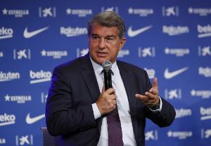 拉波尔塔:梅西应有一座雕像,但现在无论是谁都不该利用他 - 资讯配图