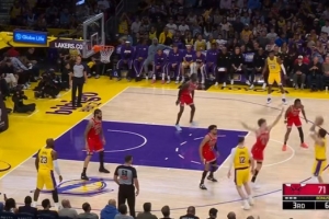 雨一直下！东契奇外线再轰 射落个人本场第7记三分 - 资讯配图