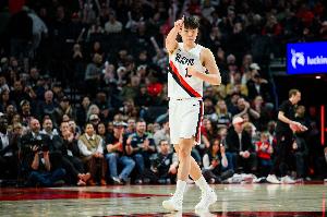 努力追赶！杨瀚森连续补篮得手 帮助球队迫近比分 - 资讯配图