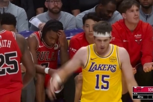 谁也不让谁！杰伦·史密斯抢篮板和里夫斯纠缠在一起 双方争球 - 资讯配图