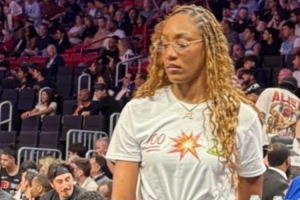 声援男友！阿贾·威尔逊穿趣味T恤：张伯伦、阿德巴约、科比 - 资讯配图