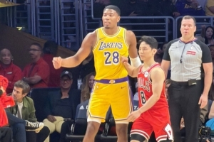 柠檬酸了！八村塁与河村勇辉对位 两名日本球员实现同台 - 资讯配图