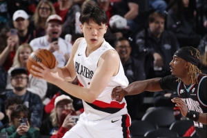 杨瀚森：NBA的联防像一朵花一样不停缩放 第一次见到这么快的转换 - 资讯配图