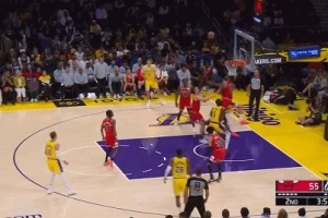 二人转！东契奇突破再送抛传 艾顿起飞灵犀一点送入篮筐 - 资讯配图