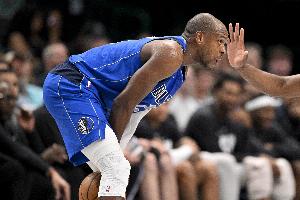 宝刀不老!米德尔顿替补24分钟17中10砍赛季新高35分 三分10中8 - 资讯配图