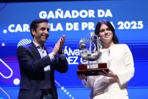 皇马边卫卡雷拉斯获得银卡拉贝尔奖,姐姐保拉代他出席领奖 - 资讯配图